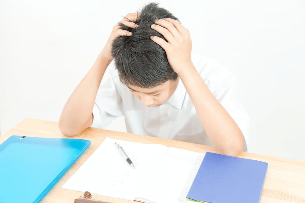 考える男の子