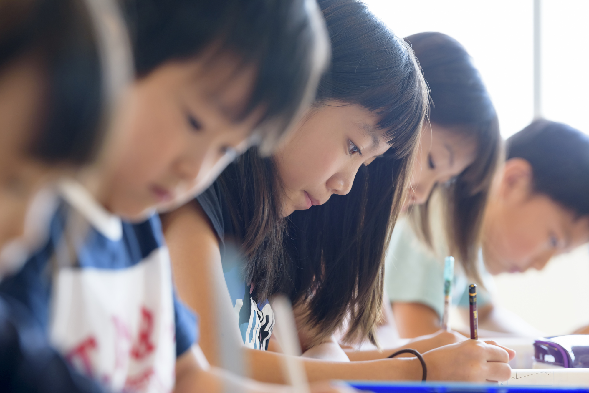 勉強する子どもたち